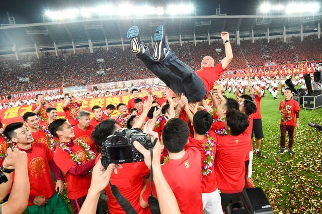 转折点!罗马造点机会;亚冠清晨攻防权衡;悬念犹存;临场指挥获称赞(罗马夺冠球迷冲进球场) 转折点!罗马造点机会;亚冠清晨攻防权衡;悬念犹存;临场指挥获称赞(罗马夺冠球迷冲进球场)