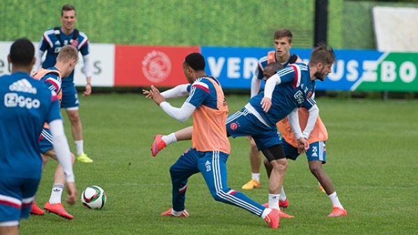 阿贾克斯发布备战花絮,赛前完成体检,荷甲任务艰巨,高层口径保持一致(荷甲阿贾克斯今天比赛) 阿贾克斯发布备战花絮,赛前完成体检,荷甲任务艰巨,高层口径保持一致(荷甲阿贾克斯今天比赛)